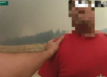 Orman yangınlarında polis memurunun sivillere yardım ettiği anlar kamerada