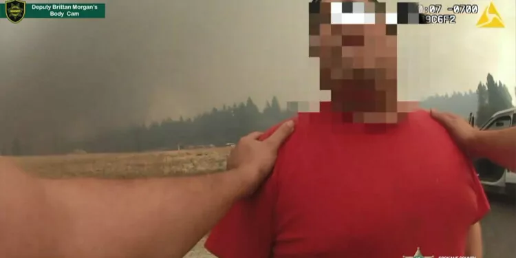 Orman yangınlarında polis memurunun sivillere yardım ettiği anlar kamerada