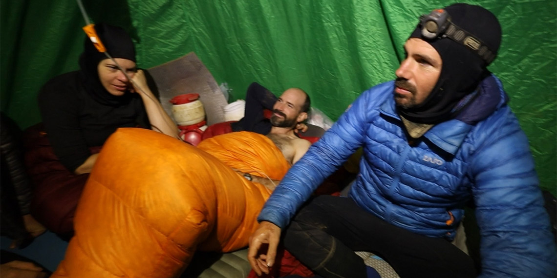 Mersin'deki Morca Mağarası'nda araştırma yaparken 1200 metre derinlikte rahatsızlanıp, getirildiği 1040 metrede doktorların tedavi ettiği ABD'li araştırmacı mağaradan çıkarıldı.