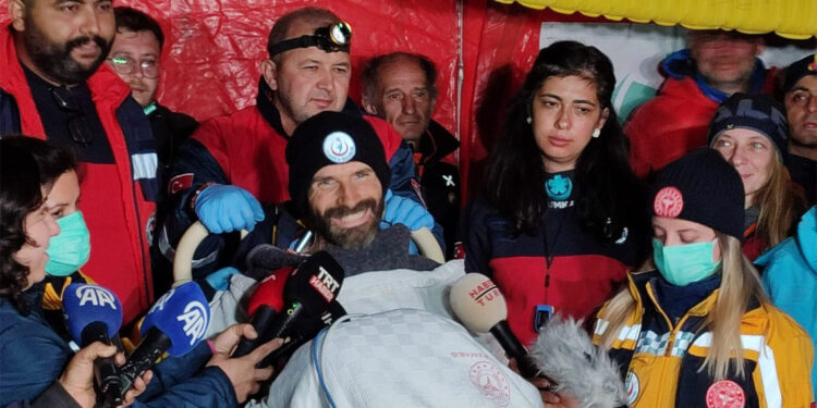 Mersin'deki Morca Mağarası'nda araştırma yaparken 1200 metre derinlikte rahatsızlanıp, getirildiği 1040 metrede doktorların tedavi ettiği ABD'li araştırmacı mağaradan çıkarıldı.