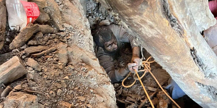 Ahırda güçlendirme çalışması yaparken göçükte altında kaldı