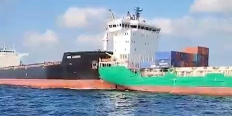 Ahırkapı'da gemilerin çarpışma anı kamerada