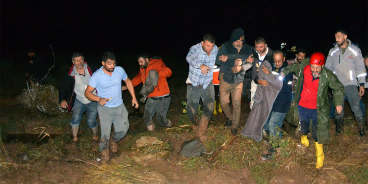 Aksaray'da sel nedeniyle yol yarıldı; 1 ölü, 1 kayıp