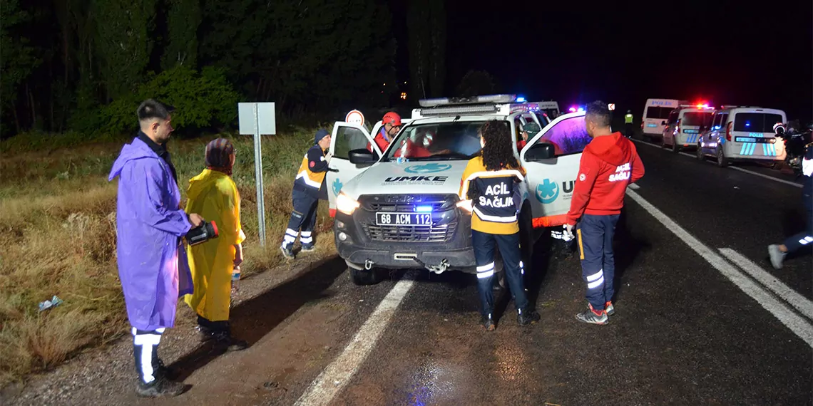 Aksaray'da sel nedeniyle yol yarıldı; sulara kapılan araçta mahsur kaldılar. Yarılan yolda sele kapılıp yaklaşık 20 metre sürüklenen otomobilde mahsur kalanların kurtarılması için çalışma başlatıldı.