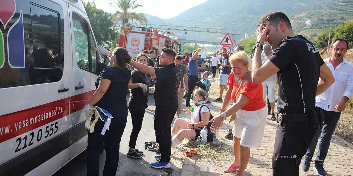 Alanya'da safari cipi devrildi; 1 kişi öldü, yaralılar var