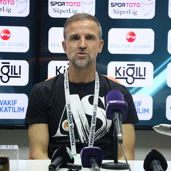 Süper Lig'in 6'ncı haftasında Fenerbahçe, deplasmanda Alanyaspor'u 1-0 mağlup etti. Alanyaspor-Fenerbahçe maçının ardından Fenerbahçe Teknik Direktörü İsmail Kartal ve Alanyaspor Yardımcı Antrenörü İsmail Serbest düzenlenen basın toplantısında açıklamalarda bulundu.