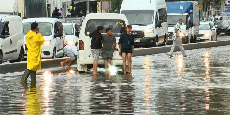 Alibeyköy'de sağanak yağış ve su baskını