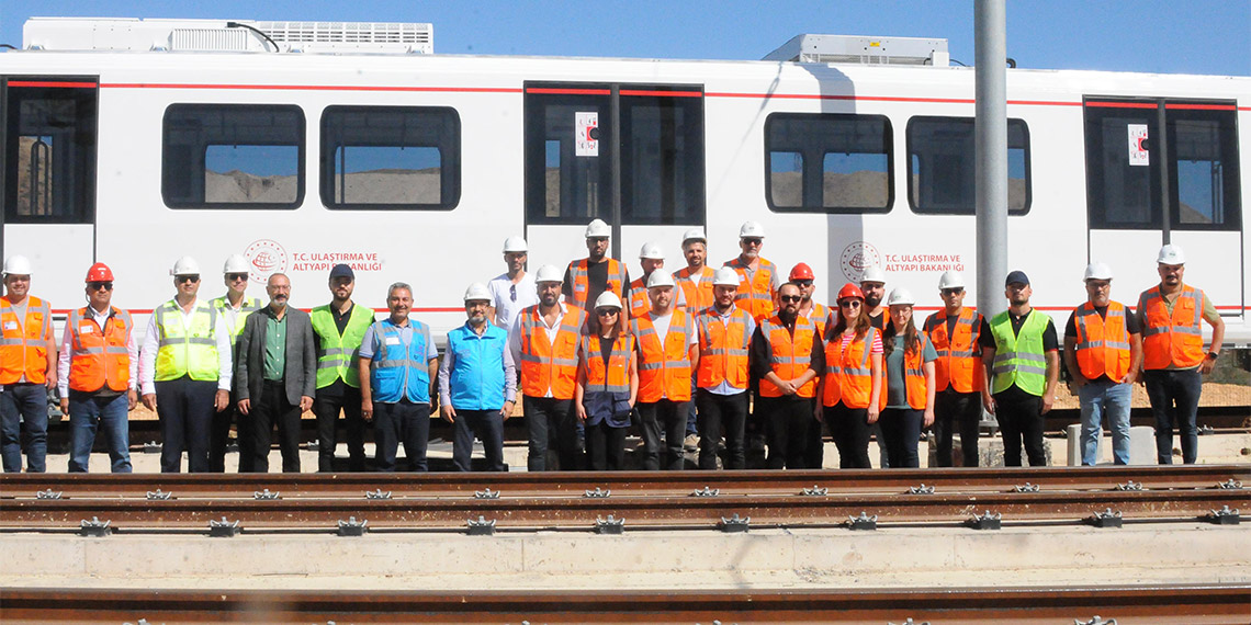 Gebze OSB-Darıca Sahil Metro Hattı Projesi kapsamında proje alanında açıklamalarda bulunan Altyapı Yatırımları Genel Müdürü Yalçın Eyigün, “Kendimiz çizdik, kendimiz tasarladık, kendimiz ürettik ve inşallah halkımızla 2 yıl zarfında da projemizi buluşturmuş olacağız" dedi.