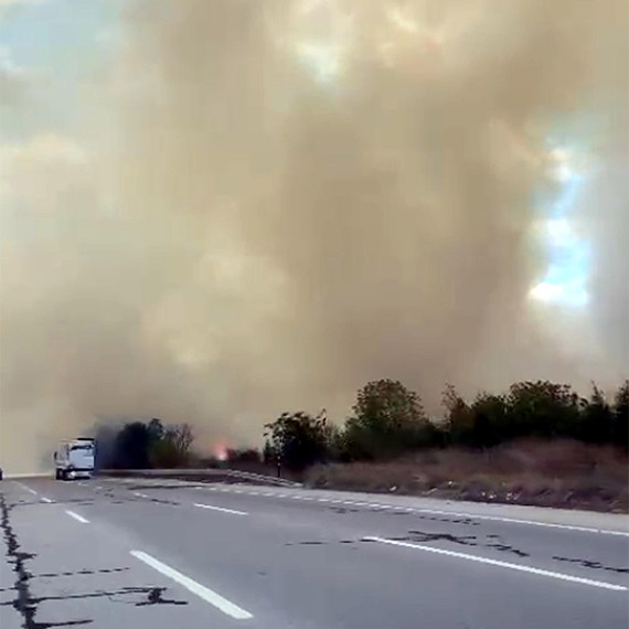 Edirne'de tarlada yakılan anız ateşinden çıkan dumanın kapladığı TEM otoyolunda, 12 aracın karıştığı zincirleme kazada 2 kişi hayatını kaybetti, 35 kişi yaralandı.