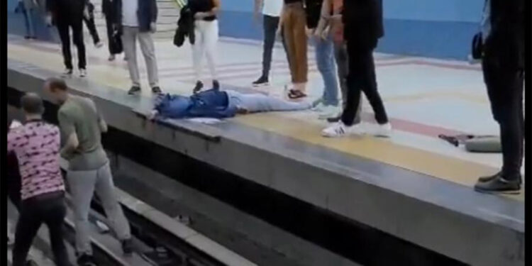 Metro raylarına düşen kadın kurtarıldı