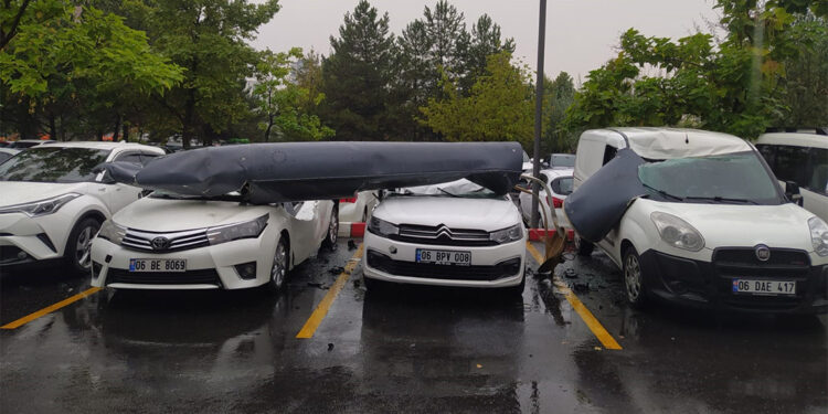 F-4 savaş uçağının parçası otoparka düştü