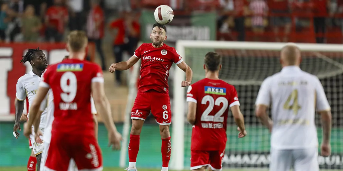 Süper lig'in 6'ncı haftasında antalyaspor samsunspor'u 2-0 yendi. Kırmızı-beyazlılar, samsunspor karşısında bu sezonki ilk galibiyetini aldı.