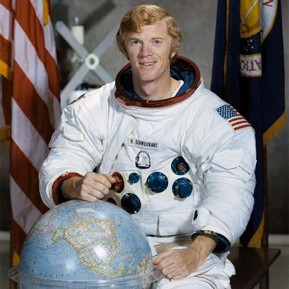 Apollo 9 ile 54 yıl önce Ay'a çıkan astronot Rusty Schweickart, "Duş, rahat bir yatak, güzel yemekler ve ailemi özledim, fakat yukarıdan tüm dünyayı tek bir şekilde görmek ve orada olduğunu bilmek etkileyici” dedi.