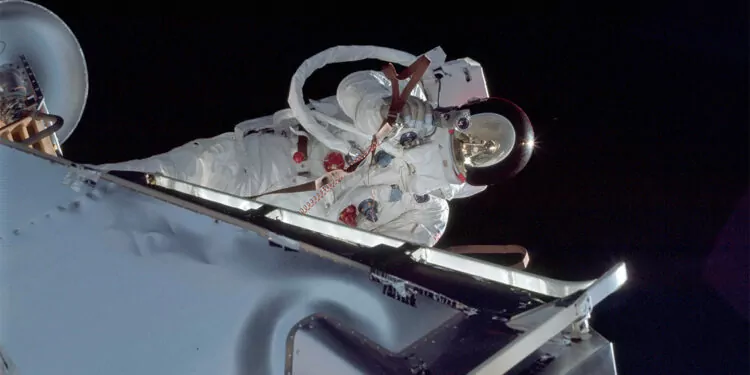 54 yıl önce ay'a çıkan astronot; ailemi özledim