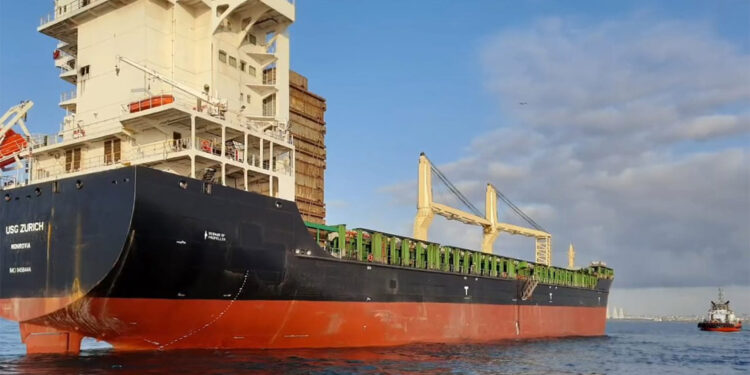 Arıza yapan kargo gemisi Ahırkapı'ya demirletildi