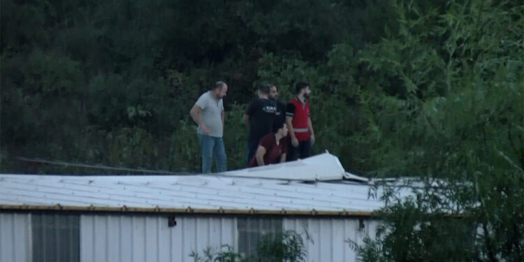 Arnavutköy'de fabrikayı su bastı, çalışanlar mahsur kaldı