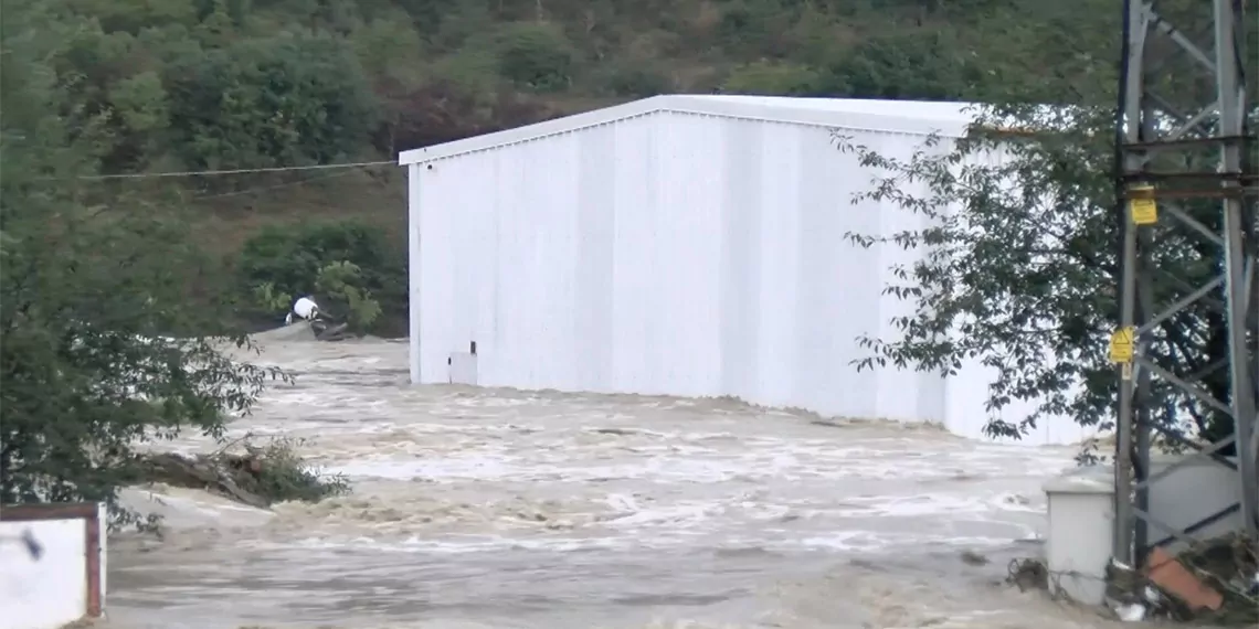 Arnavutköy'de fabrikayı su bastı, çalışanlar mahsur kaldı