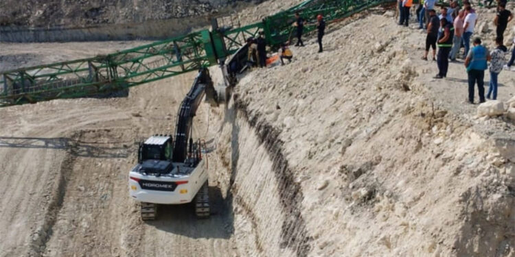 Arnavutköy'de inşaat alanında vinç devrildi