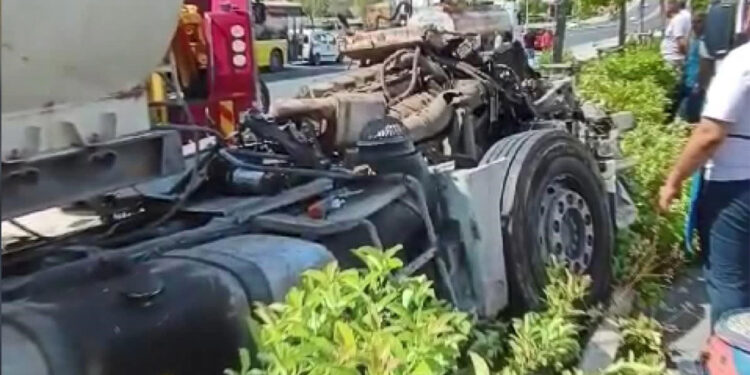 Arnavutköy'de tanker kazası; faciadan dönüldü