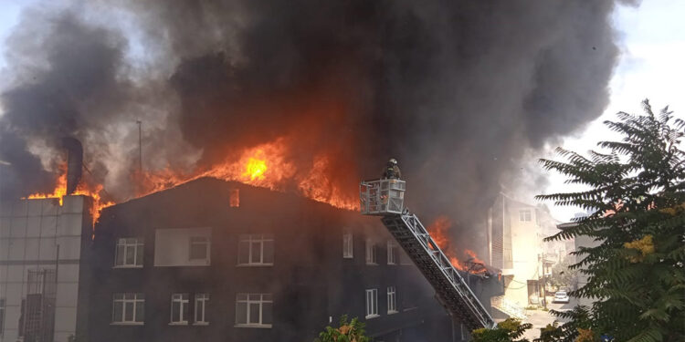 Ataşehir'de spor salonunda çıkan yangın 3 binaya sıçradı