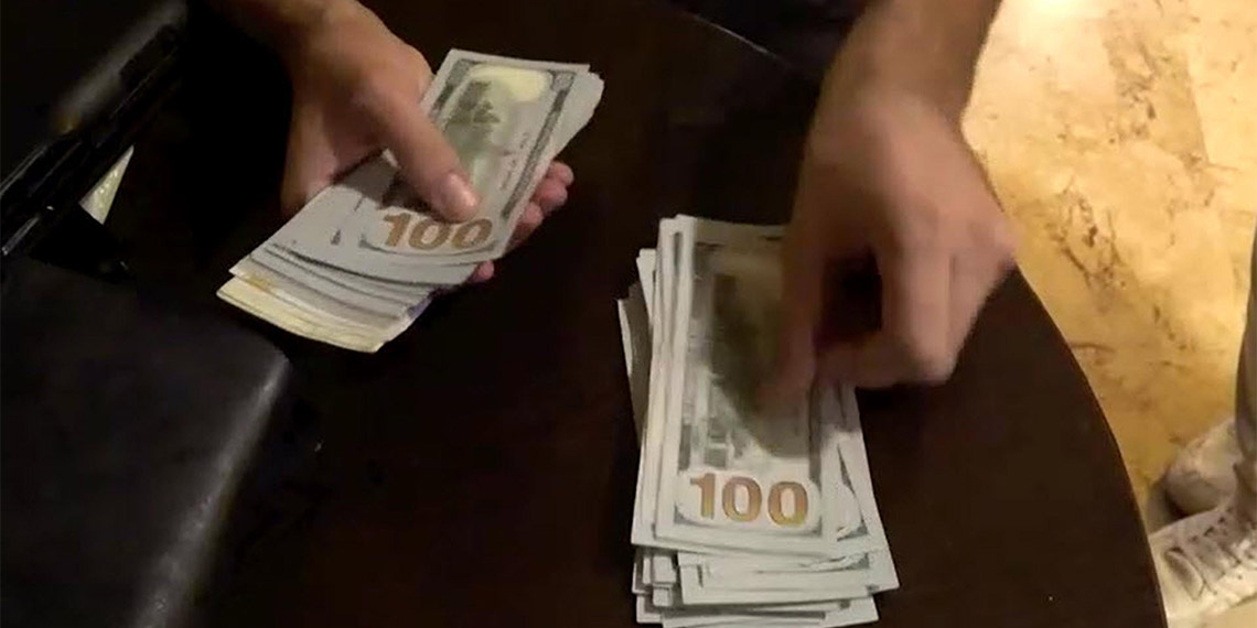 Aydın'da fuhuş operasyonunda 28 kişi gözaltına alındı, 174 kişi hakkında yasal işlem başlatıldı. Fuhşa zorlandıkları belirlenen yabancı uyruklu 66 kadın ise kurtarılıp, sınır dışı edilmek üzere Aydın Göç İdaresi Müdürlüğü'ne gönderildi.