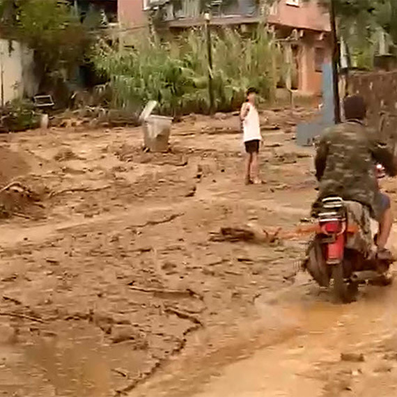 Aydın'da sağanak; sokaklar göle döndü