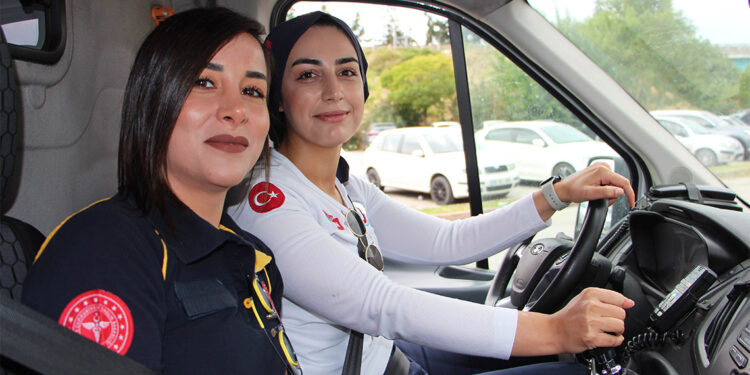 Ayşegül ve Büşra hayat kurtarmak için zamanla yarışıyor