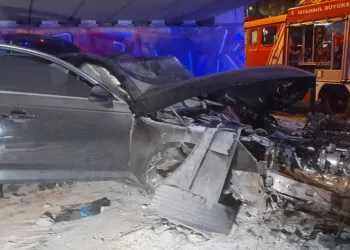 Otomobil köprünün beton bloğuna çarptı; 4 ölü
