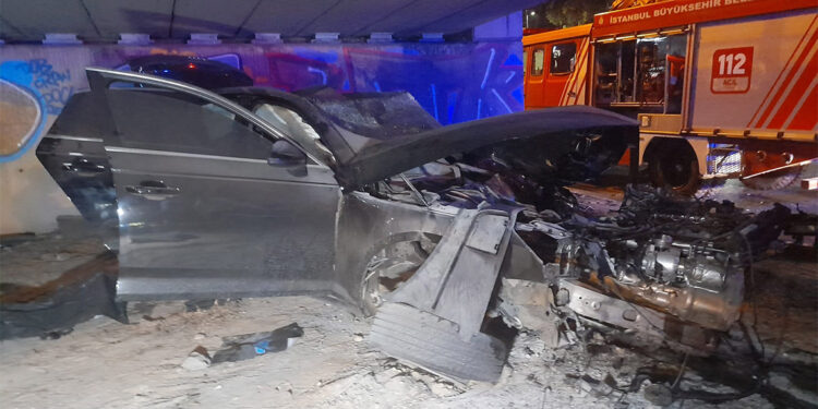 Otomobil köprünün beton bloğuna çarptı; 4 ölü