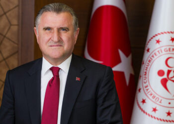 Bakan Bak, milli güreşçi Taha Akgül'ü tebrik etti