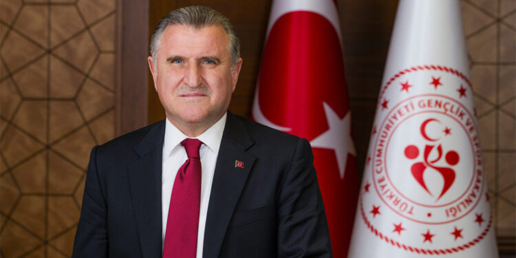 Bakan Bak, milli güreşçi Taha Akgül'ü tebrik etti