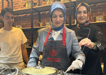 Bakan Göktaş öğrencilerle yemek yaptı