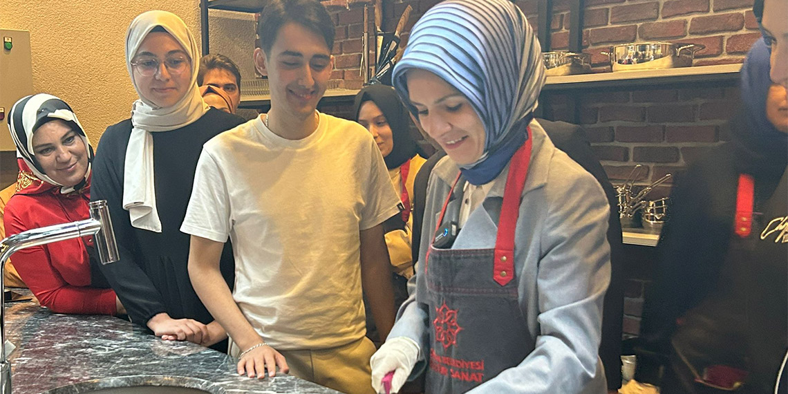 Bakan Göktaş öğrencilerle yemek yaptı