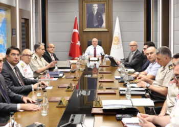 Bakan Güler, sınır ötesindeki birliklerin komutanları ile görüştü