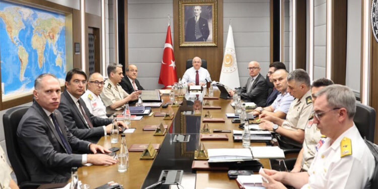 Bakan Güler, sınır ötesindeki birliklerin komutanları ile görüştü