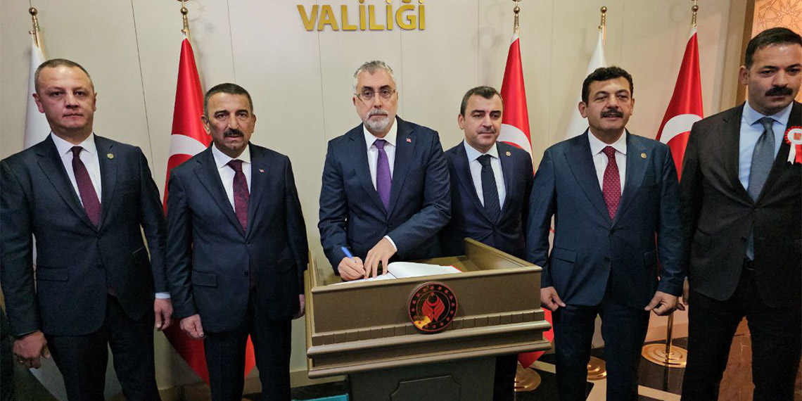 Çalışma ve Sosyal Güvenlik Bakanı Vedat Işıkhan, "AK Parti seçimden seçime değil, her gün milletle birlikte olan bir parti" dedi.