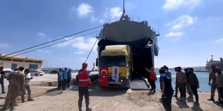 Libya'ya 148 kişilik takviye ekip ve ekipman gönderildi