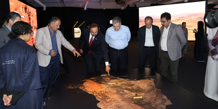 Bakan Özhaseki, The Line projesi sergisini inceledi