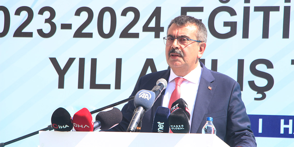 Milli Eğitim Bakanı Yusuf Tekin, "Gelin hep beraber öğrencisinden velisinden, öğretmeninden, sivil toplum örgütlerinden siyasetçisine kadar bu yükü hep beraber kaldırmış olalım" dedi.