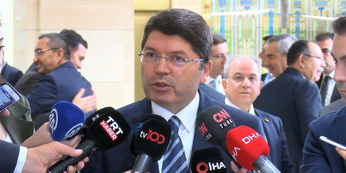 Adalet Bakanı Yılmaz Tunç, "Mehmetçiğimize ve ordumuza dil uzatmak bu şekilde suçlamalarda bulunmak hiç kimseye yakışmaz" dedi.