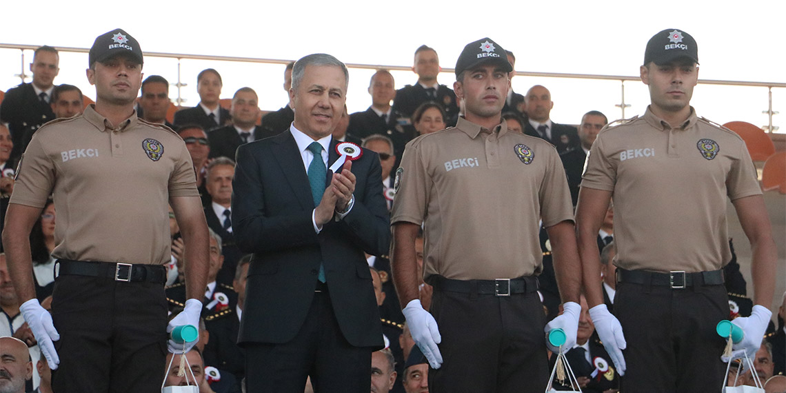 Bize yan bakana biz de düz bakmayacağız