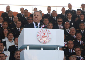 Bize yan bakana biz de düz bakmayacağız