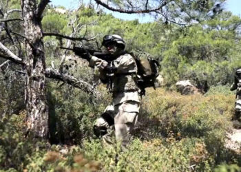 2 terörist yakalanacaklarını anlayınca teslim oldu
