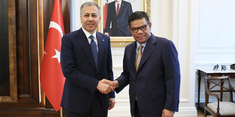 Bakan Yerlikaya, Malezya İçişleri Bakanı ile bir araya geldi
