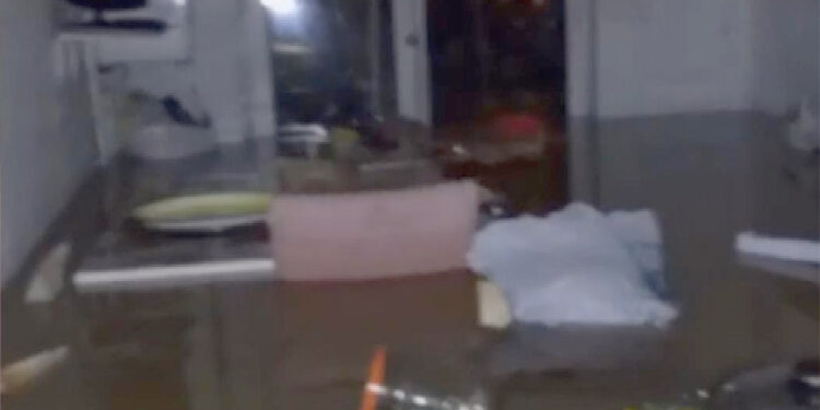 Başakşehir'de sitelerin giriş katlarını su bastı