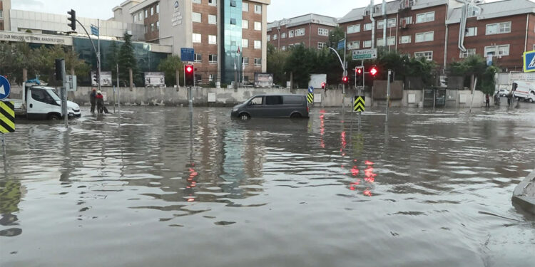 Başakşehir'de yağış nedeniyle araçlar yolda kaldı