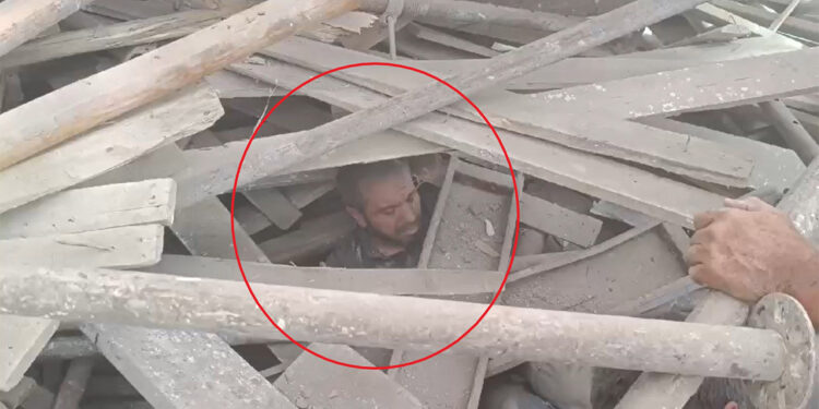 Batman'da cami inşaatının iskelesi çöktü; 4 yaralı