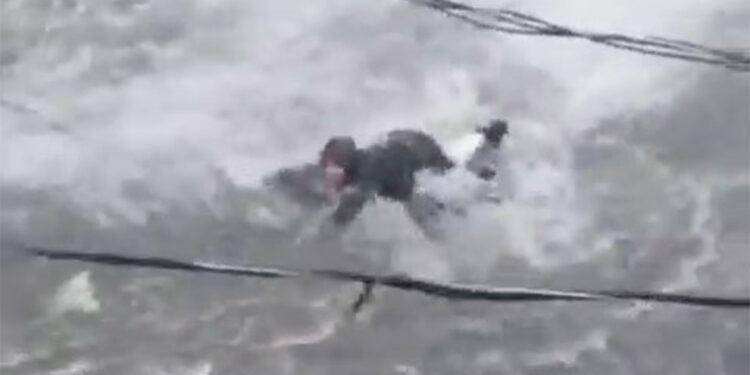 Bayrampaşa'da sele kapılan kadın sürüklendi