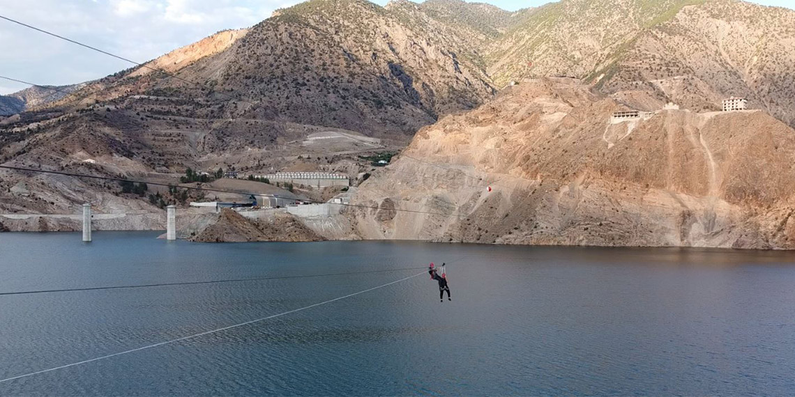 Belediye Başkanı zipline yaparken mahsur kaldı