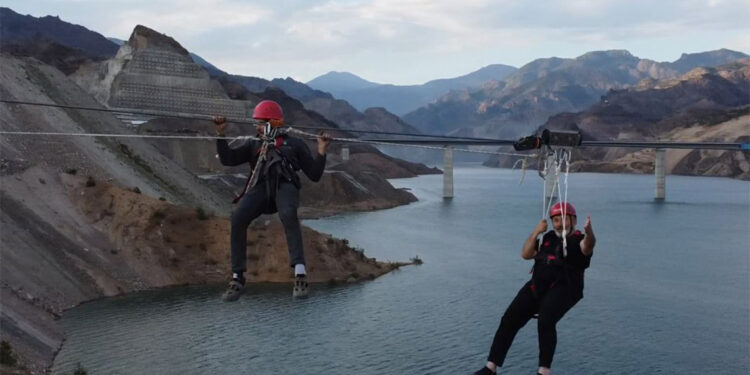 Belediye Başkanı zipline yaparken mahsur kaldı